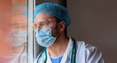 Kirurg kigger ud af vinduet