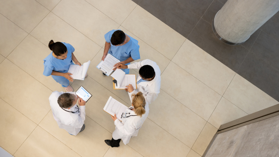 En gruppe kollega samlet til en fælles drøftelse af noget arbejdsrelateret