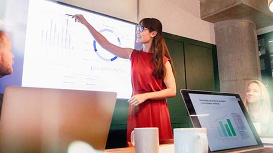 Leder holder oplæg foran kolleger