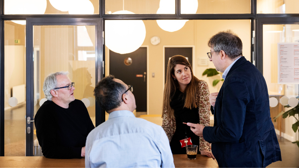 NFA medarbejdere, der snakker sammen.