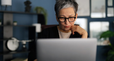 Senior medarbejder arbejder hjemmefra