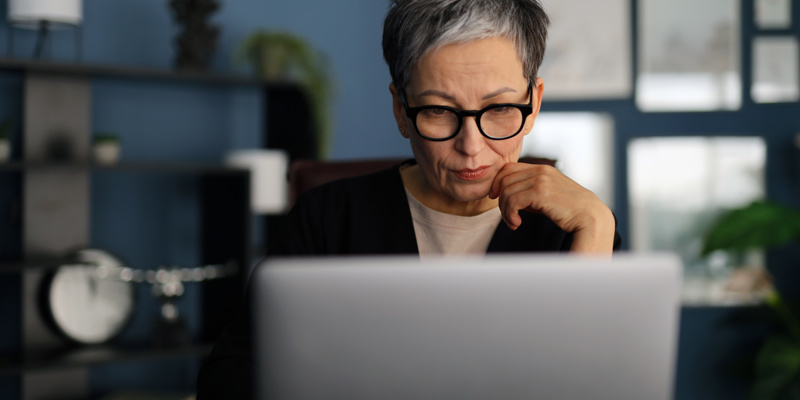 Senior medarbejder arbejder hjemmefra