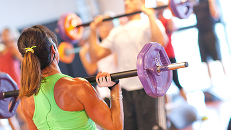 En kvinde der træner i fitness
