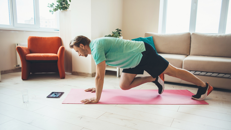 En der træner i stuen