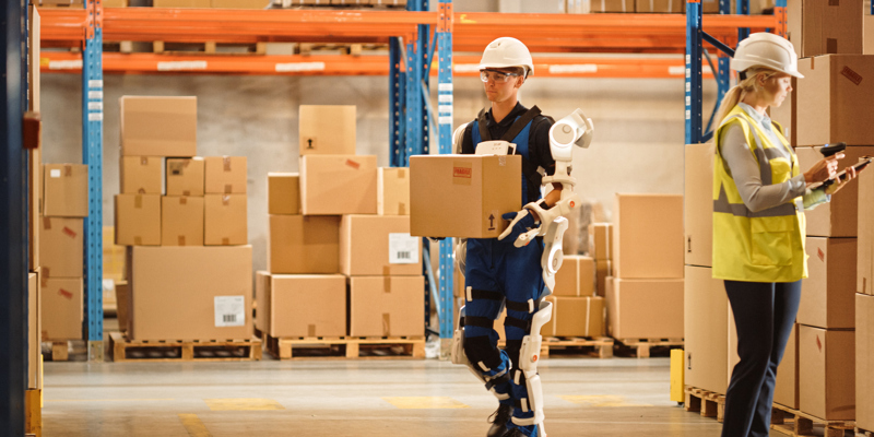 En mand der bruger et exoskelet til at lave sit arbejde