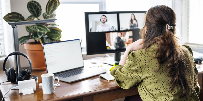 En kvinde deltager i online møde hjemmefra
