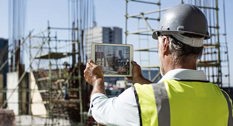 Ingeniør tager billede af byggeplads