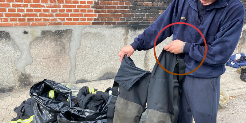 Brandmand med silikonearmbånd til brug for måling af det kemiske arbejdsmiljø.