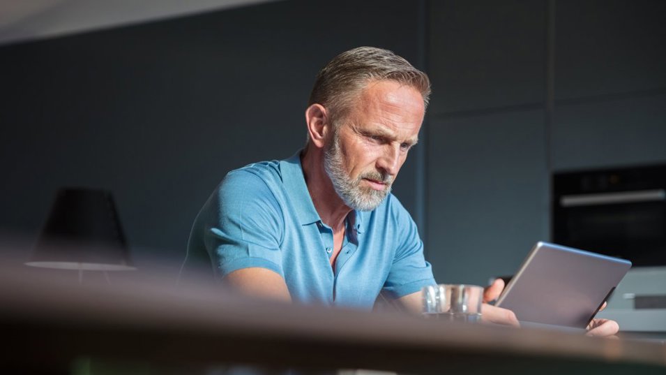En mand der sidder og arbejder intensivt ved en computer