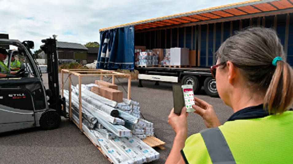 Medarbejder bruger safety observer-app