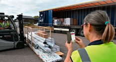 Medarbejder bruger safety observer-app
