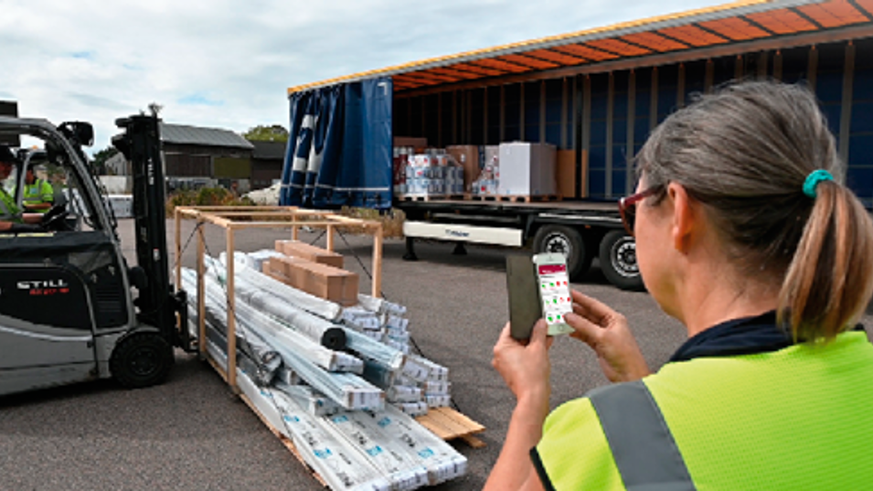Medarbejder bruger safety observer-app
