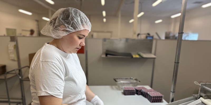 En medarbejder, der er i færd med at pakke piller