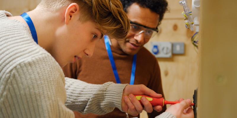 A young worker getting help from an experienced colleague