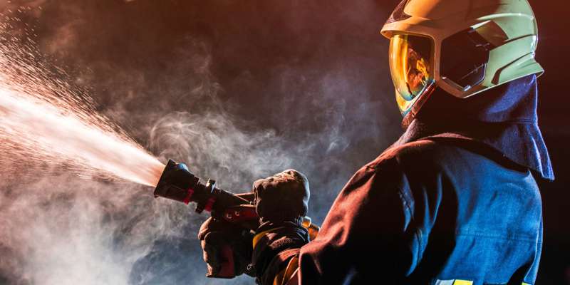 Brandmand i gang med at slukke en brand.