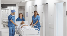 Hospitalspersonale transporterer patient