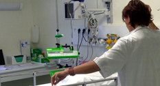 Sygeplejerske på stuegang ved hospitalsseng