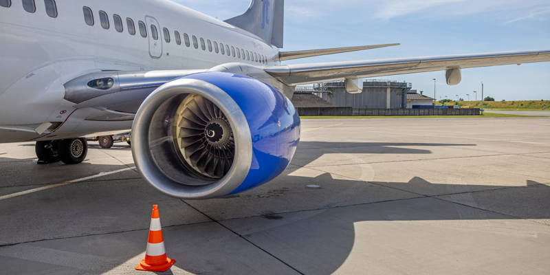 Flymotor på fly, der holder i en dansk lufthavn.