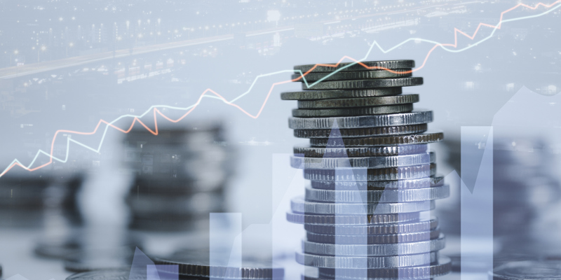 Stakke med mønter og kurver.