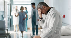 Presset læge på hospitalsgang