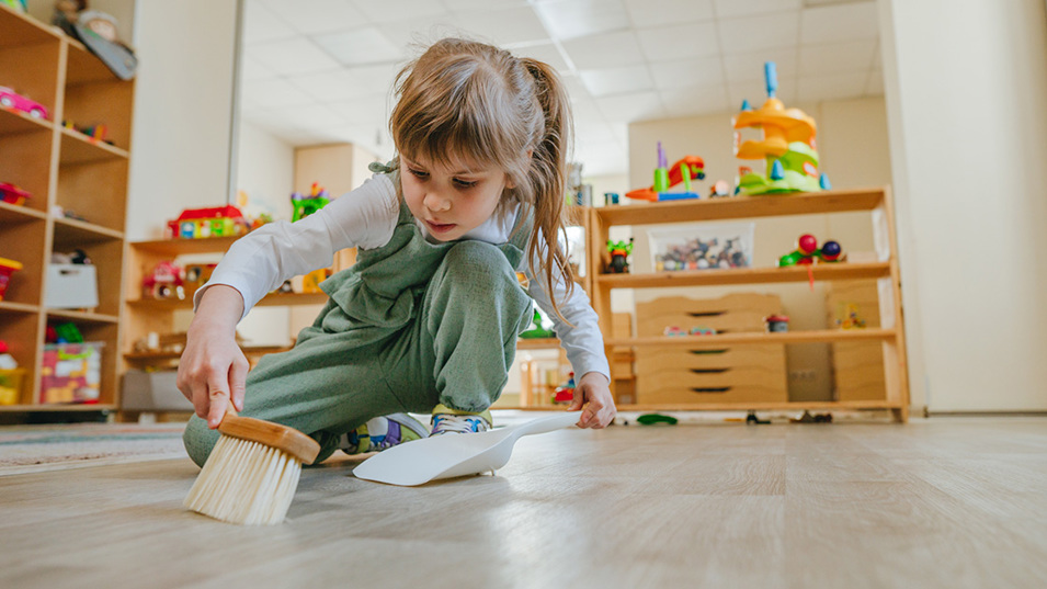Pige der leger på en stue i en børnehave