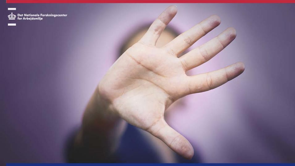 Hånd sættes op foran kamera