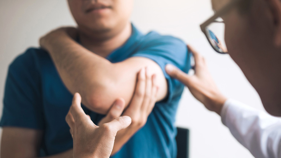 Mand har smerter i arm og albue