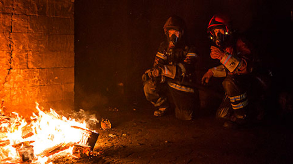 To brandfolk der slukker en brand