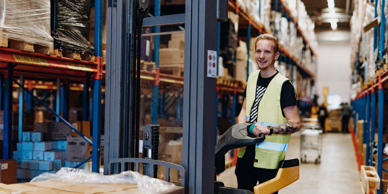 Ung mand arbejder på lager