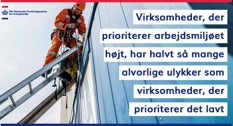 Mand i arbejdstøj på stige
