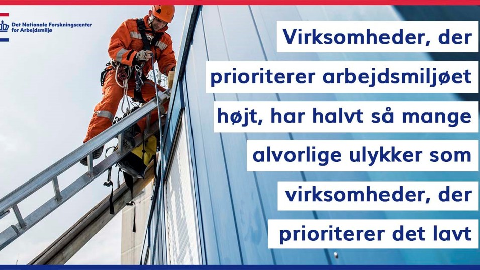 Mand i arbejdstøj på stige