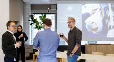 NFA-forskere står i rundkreds og snakker