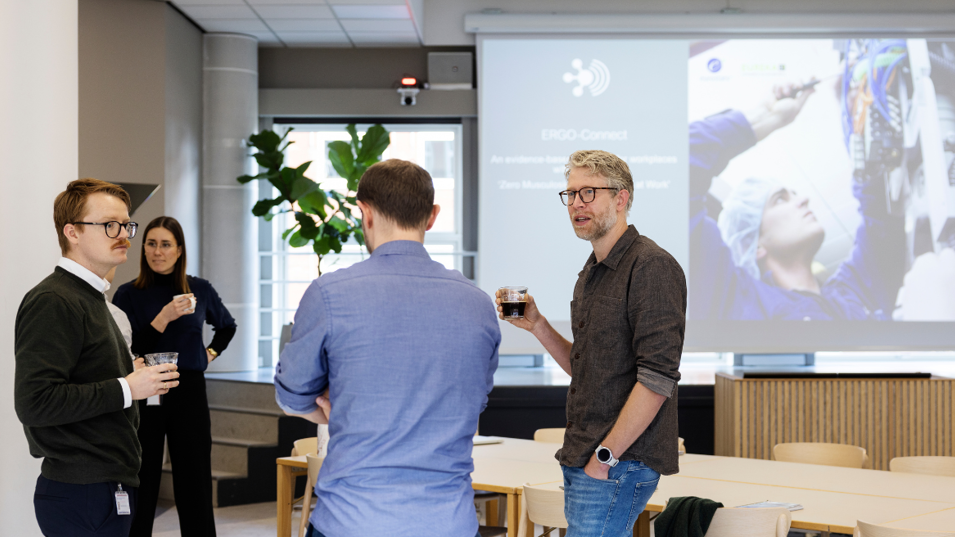 NFA-forskere står i rundkreds og snakker