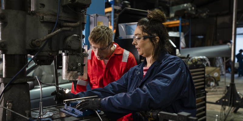 To der arbejder i industrien