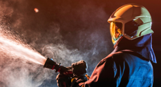 Brandmand i gang med brandslukning