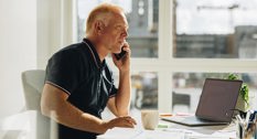 Medarbejder taler i telefon