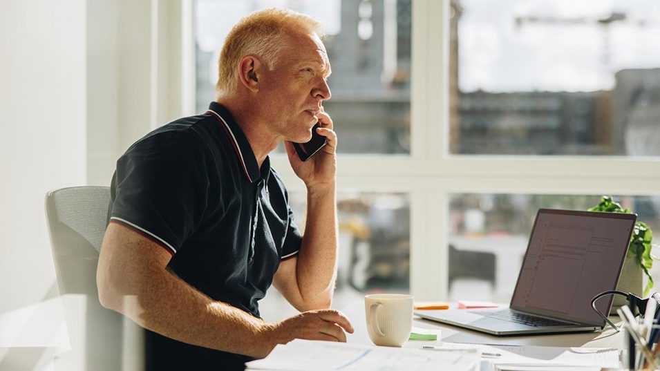 Medarbejder taler i telefon