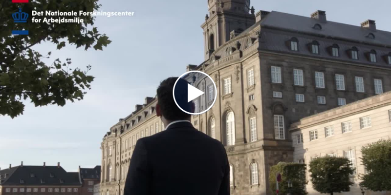 En mand der står foran en bygning