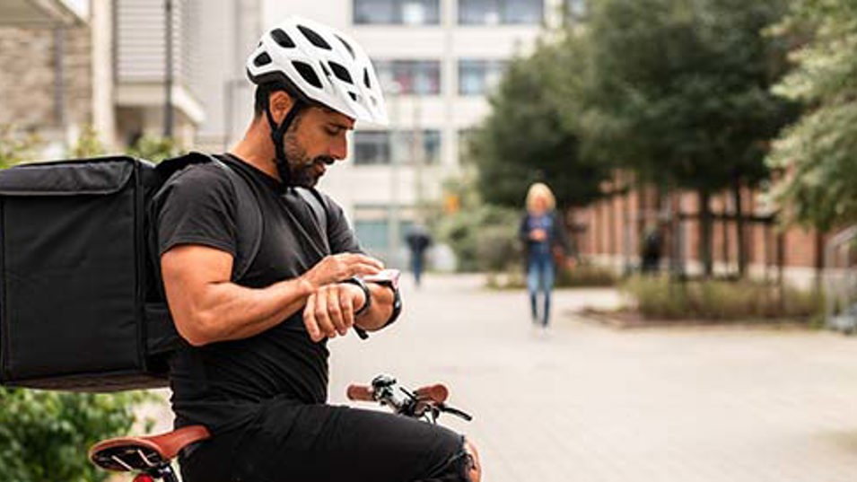 Cykelbud tjekker sit ur
