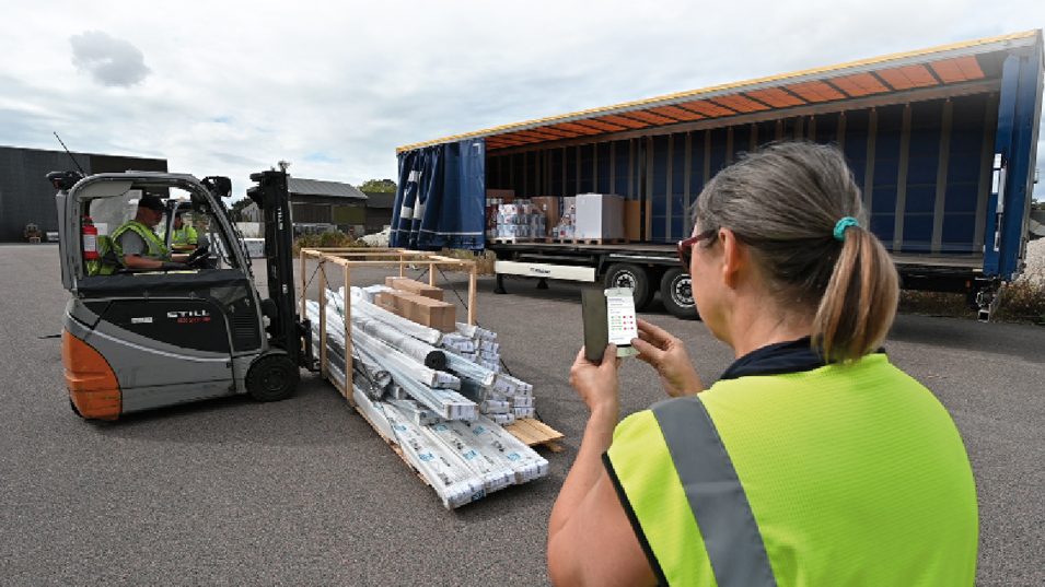 Safety observer appen i brug ved et byggemarked